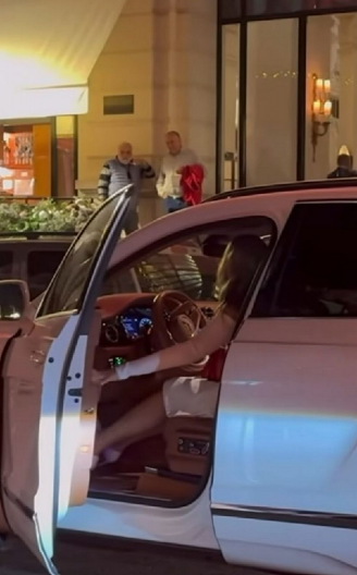 POJAVIO SE SNIMAK MELINE GALIĆ Bivša supruga Harisa Džinovića uživa nakon razvoda, došla u besnoj mašini, svi gledaju u nju!