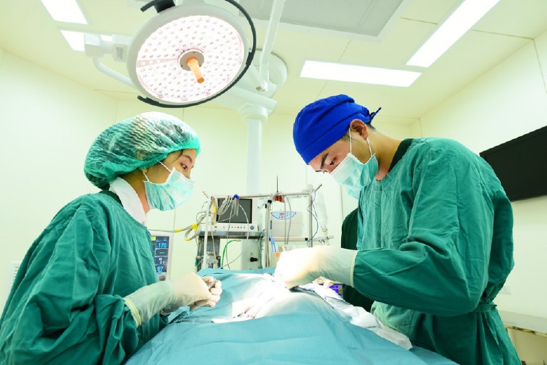 "STOMAK MU JE BIO PUN KRVI" Muškarac trčao za autobusom i pao, hirurzi VMA imali nesvakidašnji slučaj