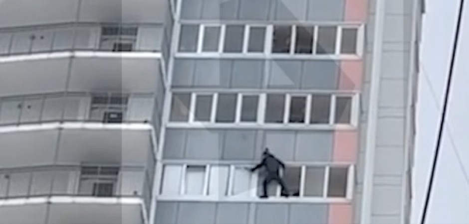 LUDAČKI SNIMAK Čovek se popeo na 23. sprat i razbijao prozore čekićem