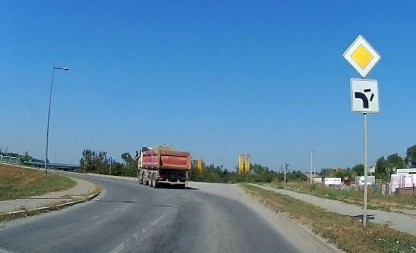 I NAJBOLJI VOZAČI GREŠE Da li se ovde daje migavac ili ne?