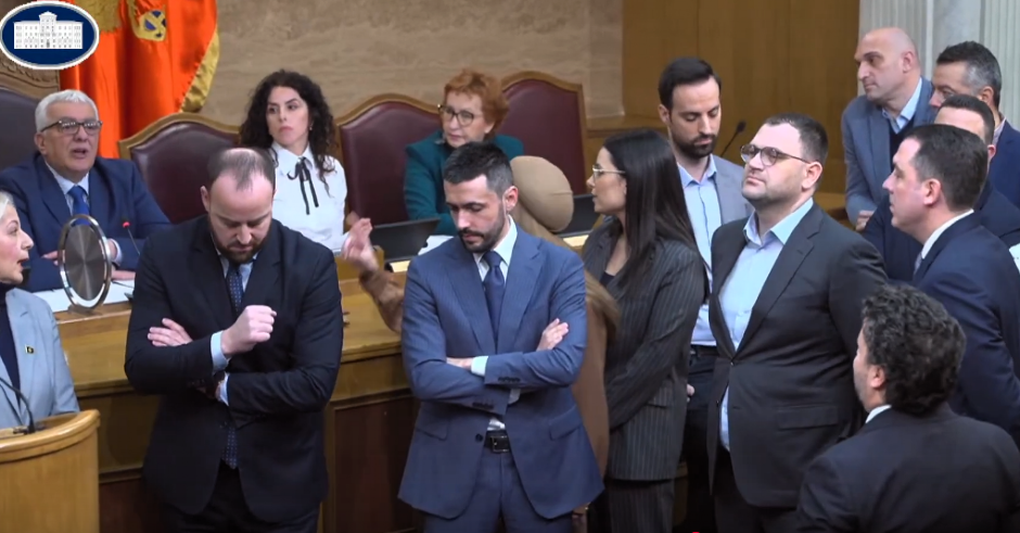 "REVOLUCIJA" U LAKOVANIM CIPELICAMA: Zbog čega DPS-ovi prvoborci nastavljaju sa blokadom rada Skupštine?