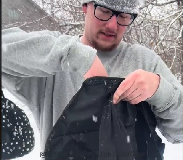 Dostavio je picu po mećavi, pa dobio sumanut bakšiš! Onda mu je jedna stvar promenila život (VIDEO)