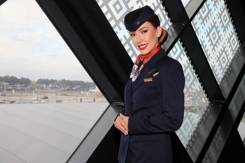 ZAŠTO STJUARDESE DRŽE RUKE IZA LEĐA? Šta se krije iza diskretnog gesta?