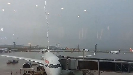 GROM UDARIO PRAVO U AVION Putnik snimio horor momenat: "Imao sam sreće" (VIDEO)