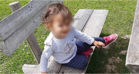 MAMA JOJ STAVILA ŠNALU, TATA LJUBIO RUKICE - ONDA JE OTIŠLA NA OPERACIJU I PALA U KOMU: Muk na suđenju za smrt male Džene iz Kaknja, prikazan poslednji snimak