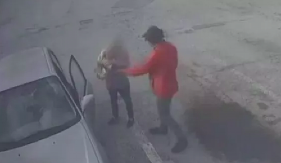 UŽAS NA PUMPI, KAMERE SVE SNIMILE! Napadač opljačkao baku (83),  udarao pesnicama u glavu i oborio na zemlju!