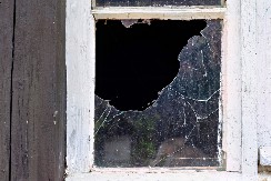 ŽENA POBEGLA IZ GRADA U POTRAZI ZA MIROM, A DOŽIVELA NOĆNU MORU Komšija iz pakla joj razbija prozore, pravi haos noću i teroriše je mesecima! (FOTO)