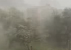 UDARILO SNAŽNO NEVREME! BIJE GRAD, KIŠA PLJUŠTI KAO IZ KABLA... Ovako nešto se ne očekuje usred zime, popaljeni alarmi u komšiluku (VIDEO)