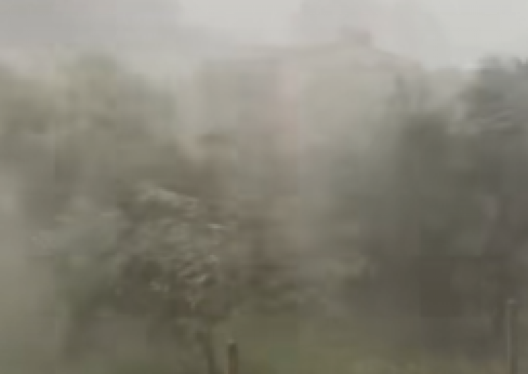 UDARILO SNAŽNO NEVREME! BIJE GRAD, KIŠA PLJUŠTI KAO IZ KABLA... Ovako nešto se ne očekuje usred zime, popaljeni alarmi u komšiluku (VIDEO)