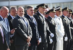 HRVATI PRAVE VELIKU VOJNU PARADU NA GODIŠNJICU OLUJE! Novi-stari predsdnik Hrvatske sipa Srbima so na ranu