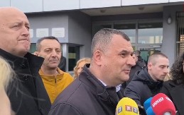 "CILJ IM JE DA NAS UPLAŠE" Poslanik Danijel Jošić puštao "Svilen konac" ispred Suda BiH, reagovala policija