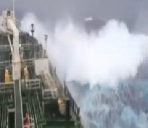 JEZIV SNIMAK BRODA U OLUJI, TALASI SAMO ŠTO NE PROGUTAJU PLOVILO Gledaoci u šoku: “Ovo su apokaliptične scene!”