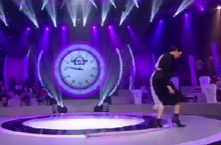 VODITELJKA SE SRUŠILA NA BINI USRED EMISIJE! Kolege joj odmah pritekle u pomoć!