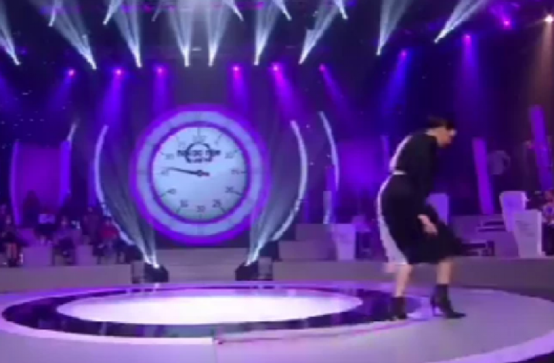 VODITELJKA SE SRUŠILA NA BINI USRED EMISIJE! Kolege joj odmah pritekle u pomoć!