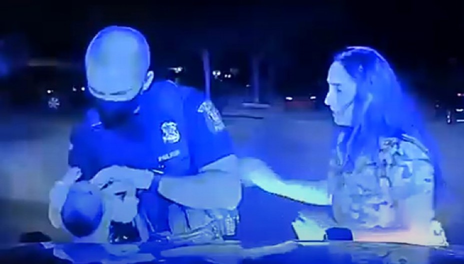 DRAMA U KUĆI, BEBA PROGUTALA MLEKO I POČELA DA SE GUŠI Policajac heroj se stvorio na licu mesta i ODMAH zgrabio dete! (VIDEO)