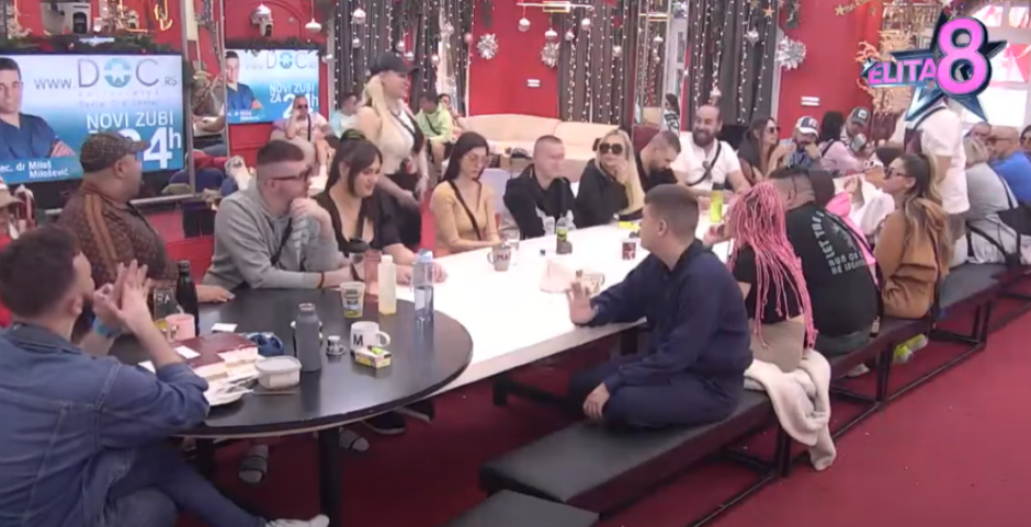 "DONELA SAM PIŠTOLJ U SREDNJU ŠKOLU I NATERALA JE DA GOLA ODE U POLICIJU" Rijaliti učesnica pričama iz mladosti šokirala cimere, muk za crnim stolom