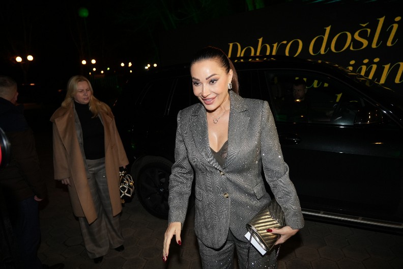 SVI GLEDAJU U STAJLING CECE RAŽNATOVIĆ! Poznati pristižu na gala slavlje, pevači doveli supruge, a tek da vidite Breskvicu! (FOTO)