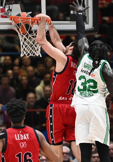 LEDEJ RAZBIO ŠAMPIONA EVROPE Milano uništio PAO, francuski derbi pripao Parizu, Baskonija u drami nadigrala Barselonu