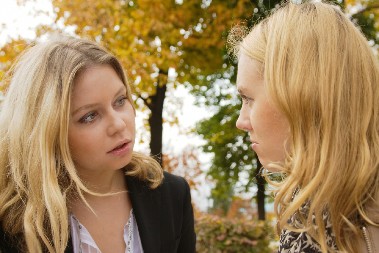 VIC DANA Razgovaraju dve plavuše...