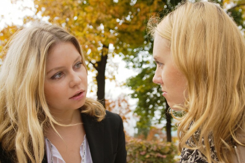 VIC DANA Razgovaraju dve plavuše...