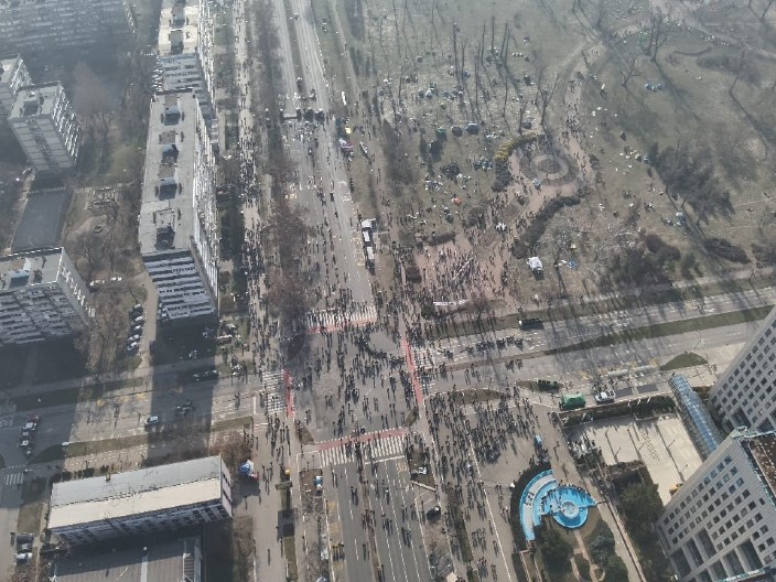 TRENUTAN SNIMAK DRONOM IZ NOVOG SADA: Nekolicina ljudi blokira Most slobode (FOTO)