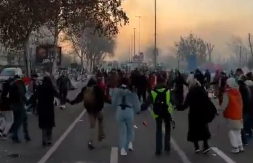 OVAKO ŽALE ZA NASTRADALIMA! Učesnici protesta poveli kolo na Mostu Slobode (VIDEO)