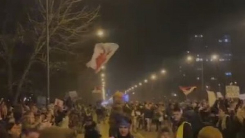 SPRDNJA SA ŽRTVAMA TRAGEDIJE U NS, MASKENBAL! Dart Vejder i dinosaurus (VIDEO)