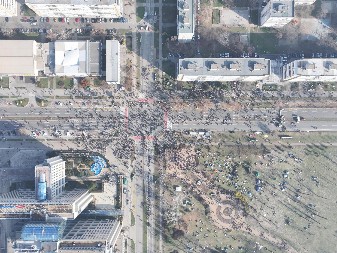 SNIMAK DRONOM U 13 ČASOVA: Evo koliko ljudi blokira Most slobode u Novom Sadu