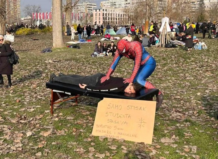 Demonstrante u Novom Sadu masira Spajdermen! (FOTO)