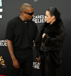 DOŠLA SKROZ GOLA NA DODELU "GREMI" NAGRADA I OBORILA INTERNET Ko je Bjanka Sesnori, obrazovana je i ima strašno odgovorno zanimanje