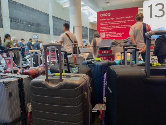 MAJCI SA UPLAKANIM DETETOM NISU DALI DA UĐE U AVION: "Kad sam videla ko spušta ruku na moje rame, slomila sam se"