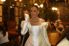 "GLEDALA SAM KOMŠIJE KAKO JEDU, TO JE ZA NAS BIO LUKSUZ" Emina Jahović progovorila o teškom detinjstvu