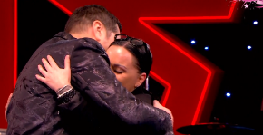 ACO PEJOVIĆ NAPRAVIO HAOS U EMISIJI Ustao i poljubio devojku iz publike, a njen potez je sve oduševio