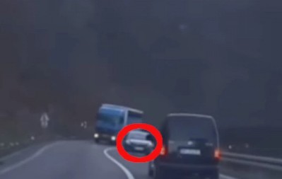 OVAJ SNIMAK ĆE VAM ZALEDITI KRV U ŽILAMA! Jurio u rikverc na magistralnom putu kod Novog Pazara (VIDEO)