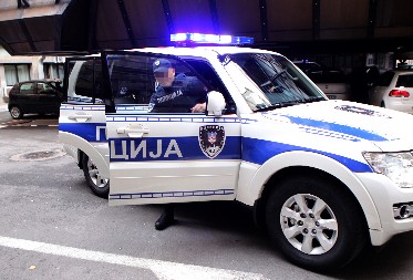 NAPAD NA ŽELEZNIČKOJ STANICI U ZEMUNU! Dve osobe pesničile tinejdžera, ODMAH HOSPITALIZOVAN!