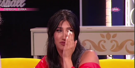 OTAC JU JE NAPUSTIO I PREKINUO SVAKI KONTAKT Pevačica ogolila dušu, pa otkrila bolne detalje!