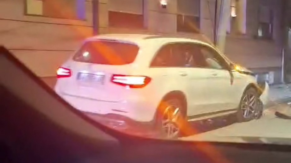 NAMERNO SE ZAKUCAO U VOZILO MINISTARSTVA I POVREDIO TROJE Akteri uhapšeni u Kragujevcu