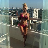 NIJE MOGLA DA SE SUZDRŽI Atraktivna fudbalerka potpisala vredan ugovor, pa pozirala u providnom vešu (FOTO)