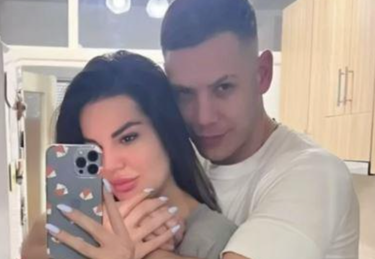 22 DANA NAKON CARSKOG REZA! Jovana Ljubisavljević pokazala liniju sa Bogdanom dok mali Jakov spava