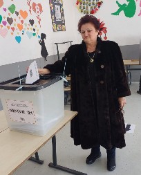 Na uslovnom biračkom mestu u Klini glasala je i jedina srpska povratnica u Đakovicu Dragica Gašić