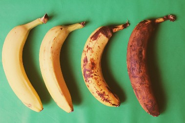DA LI BACATE BANANE KAD POCRNE? Nutricionista objašnjava da li su zdravije tamne ili žute