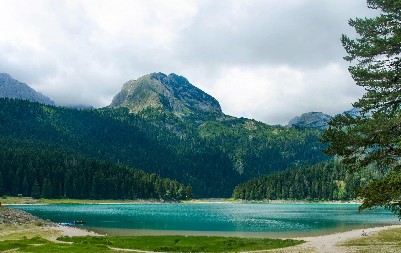 EVROPA JE POLUDELA ZA NEOBIČNIM LETOVALIŠTIMA Tik uz nas u komšiluku, a ne koštaju bogatstvo – Priroda, manastirsko vino i rajske plaže…