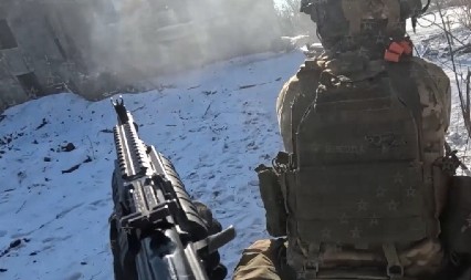 DVA RUSA U OSINJEM GNEZDU Upali iza neprijateljskih linija u Torecku, a onda je GRUNUO tenk (VIDEO)