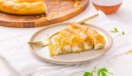 BUREK SA SIROM Savršeno se slaže sa jogurtom ili kiselim mlekom, prste da poližete