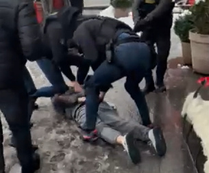 MASKIRAN OTEO NOVAC NA BENZINSKOJ PUMPI Pljačkaš uzeo dve i po prosečne plate!