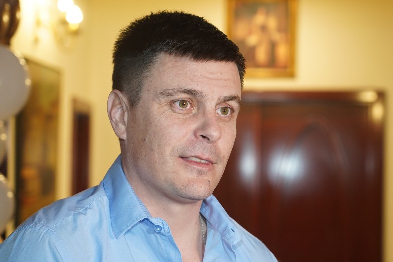 "LAKŠE MI JE DA SKOČIM SA ZAPALJENE ZGRADE NEGO DA IMAM INTIMNE ODNOSE" Vuk Kostić šokirao priznanjem o intimi, ovo su detalji