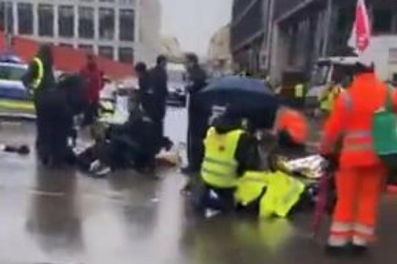 SNIMCI UŽASA IZ MINHENA Vozač gazio i decu, a pre toga pucao! Najmanje 20 ljudi povređeno (VIDEO)