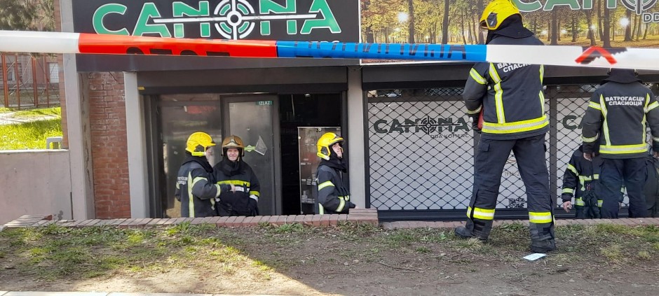 RADNIK ISPROBAVAO VAZDUŠNU PUŠKU, PA UPUCAO KUTIJU SA PETARDAMA! Ovo je uzrok požara na Voždovcu