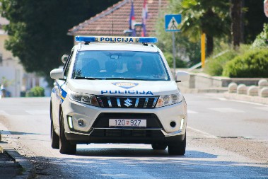 PUCNJAVA KOD VRTIĆA, ORUŽANI SUKOB VIŠE LJUDI Policija hitno reagovala, nekoliko ljudi pod nadzorom