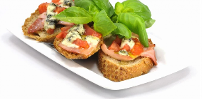 GURMANSKI BRUSKETI NA ITALIJANSKI NAČIN Hrskavi zalogajčići sa pršutom nestaće sa stola odmah